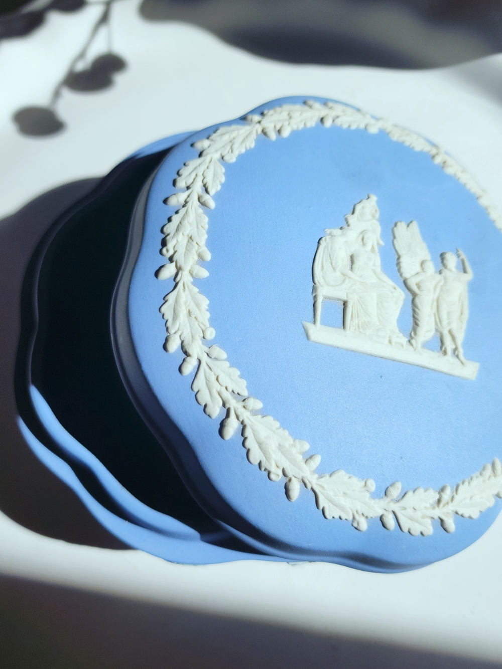 Vintage Wedgwood blue Jasperware lidded trinket box - Picture 2 of 5